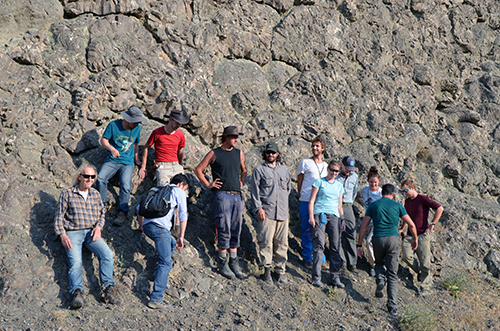 Group picture in front of beautiful pillow lavas in the Ulukisla basin